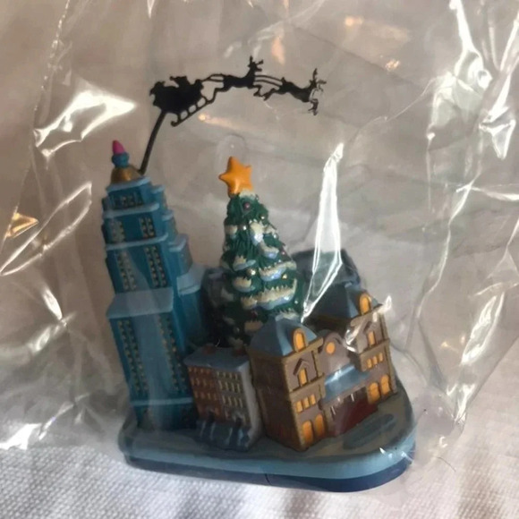Vintage Hallmark Keepsake Ornament 2003 Christmas In The City - Picture 2 of 4